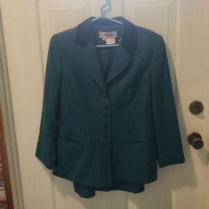 Size 8 Carlisle Ladies Skirt and Jacket Suit in Green Wool With Velvet Collar